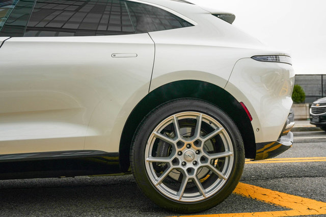 Used 2021 Aston Martin DBX AWD/4WD image 5