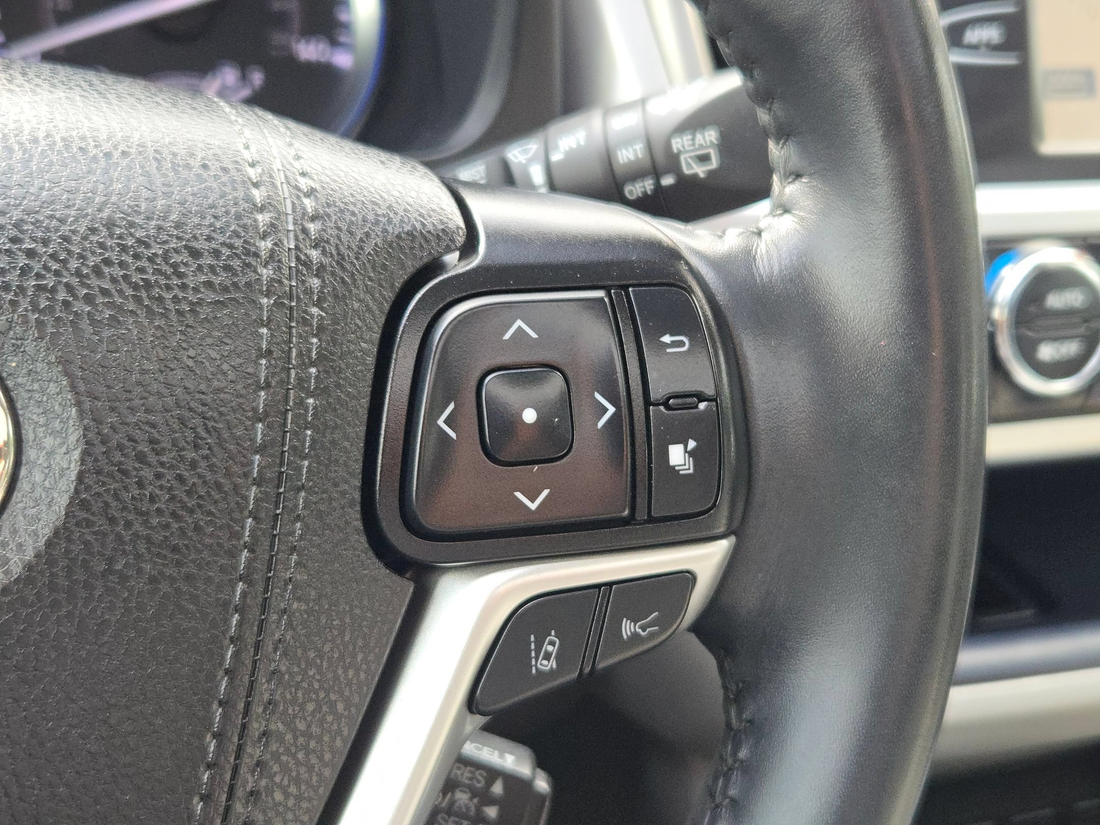 Used 2019 Toyota Highlander XLE FWD image 21