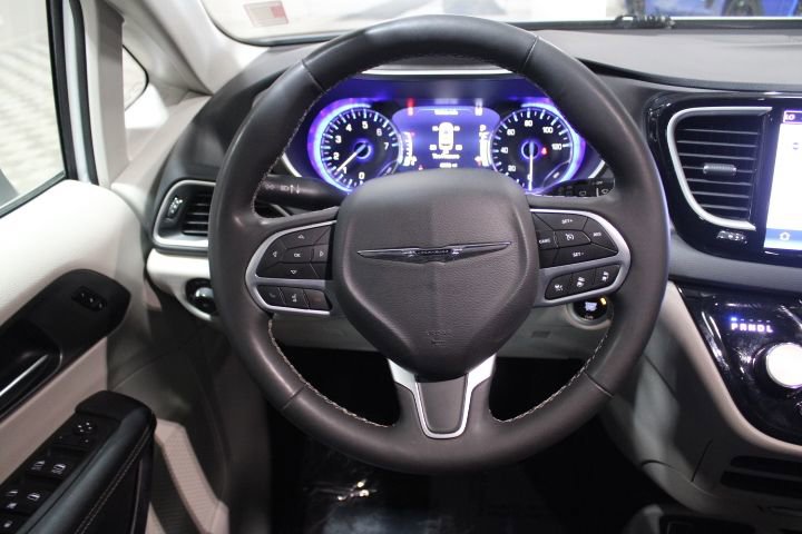 Used 2023 Chrysler Pacifica Touring-L image 30