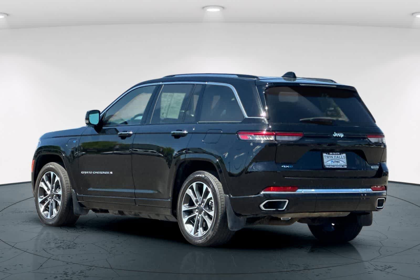 Certified 2022 Jeep Grand Cherokee Overland w/ MOPAR Finishing Package AWD/4WD image 8