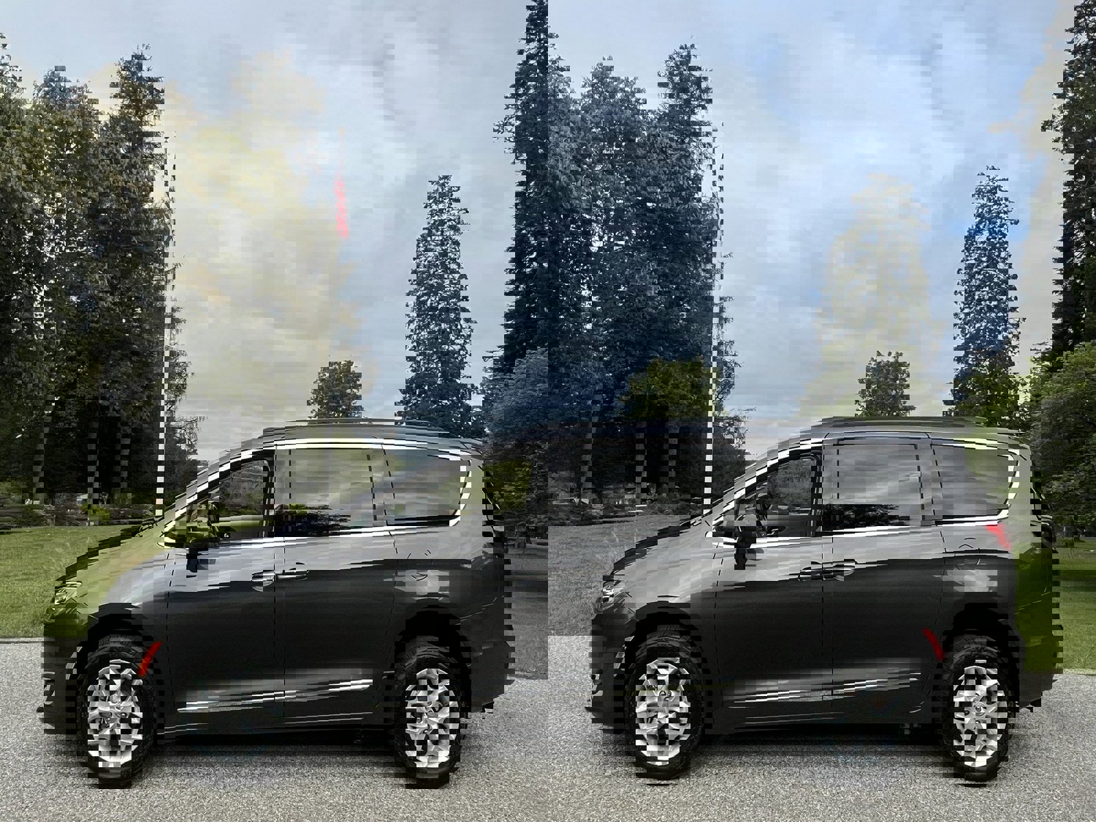 Used 2017 Chrysler Pacifica Touring-L w/ Tire & Wheel Group image 6