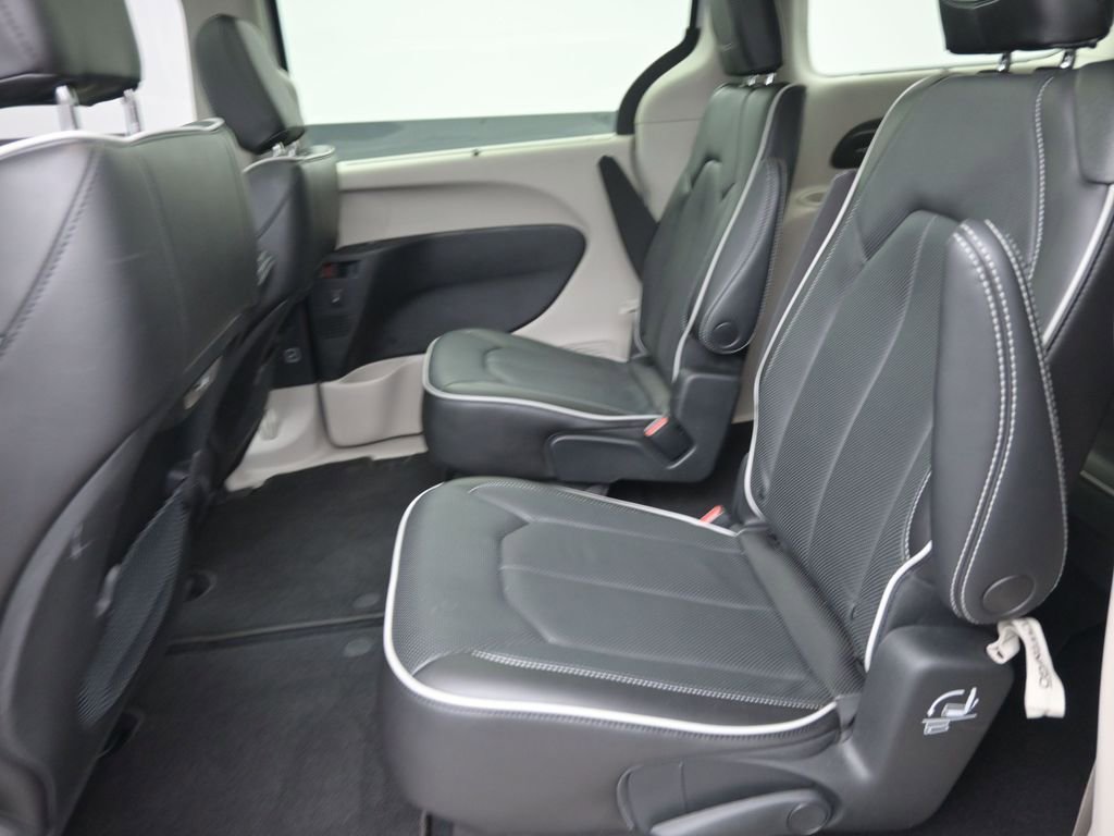 Used 2023 Chrysler Pacifica Limited AWD/4WD image 13