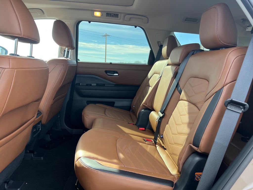 Used 2024 Nissan Pathfinder Platinum w/ Cargo Package image 15