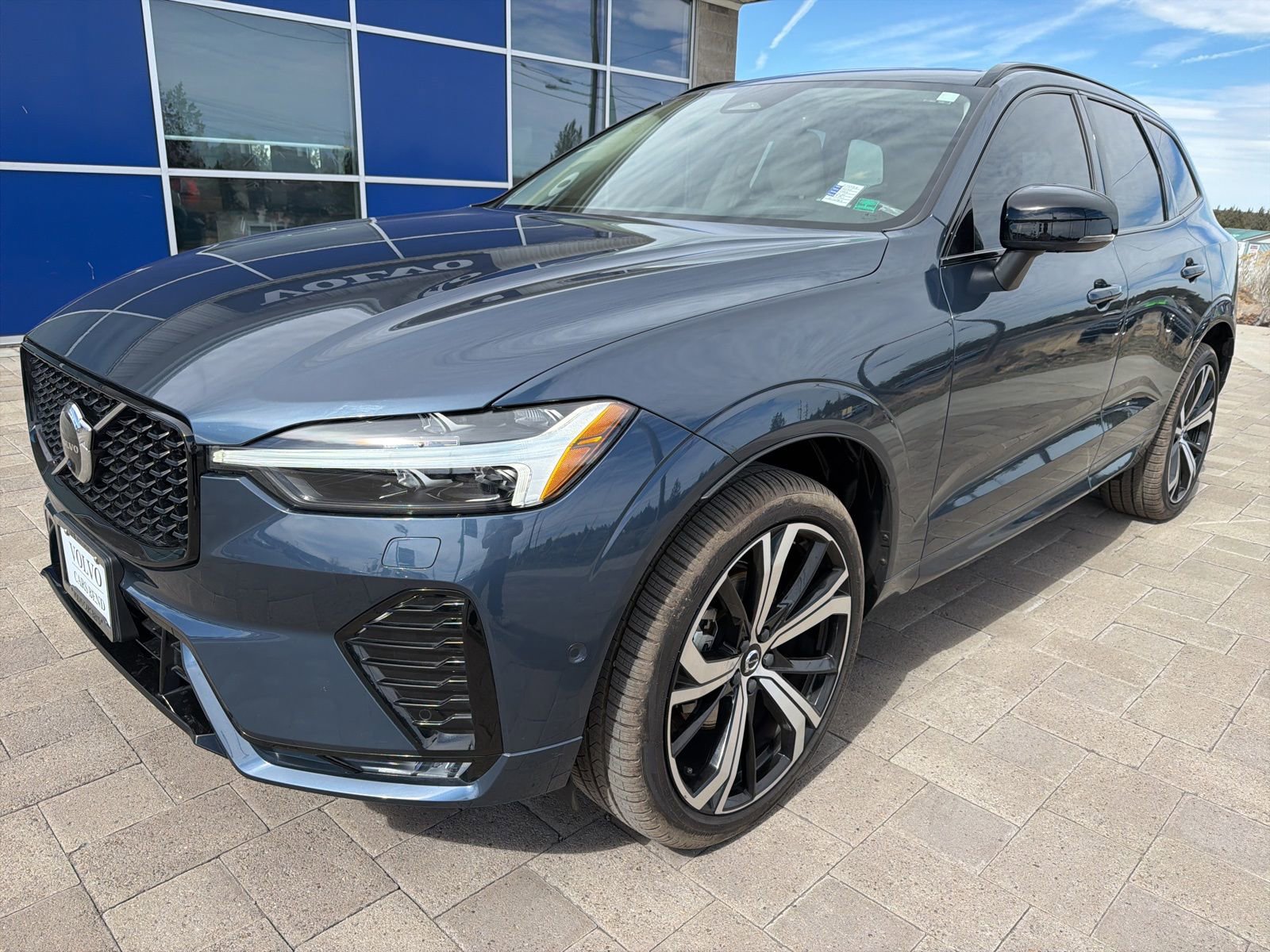 Used 2024 Volvo XC60 B5 Ultimate w/ Protection Package Premier image 3