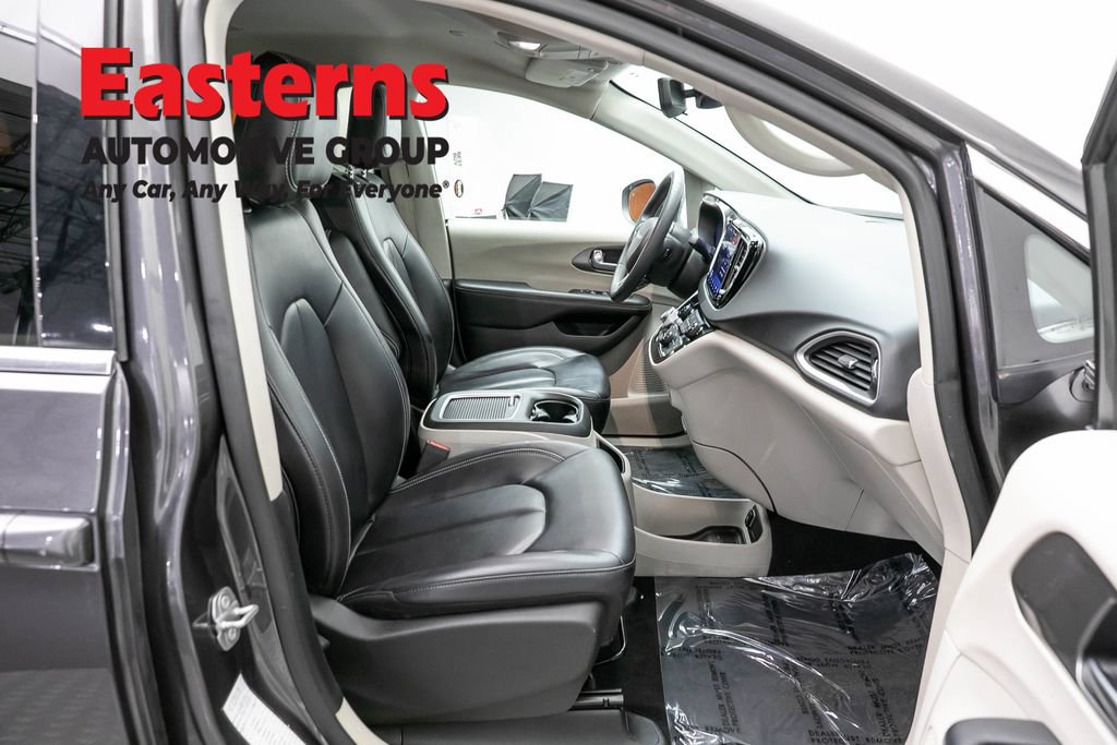Used 2023 Chrysler Pacifica Touring-L FWD image 27