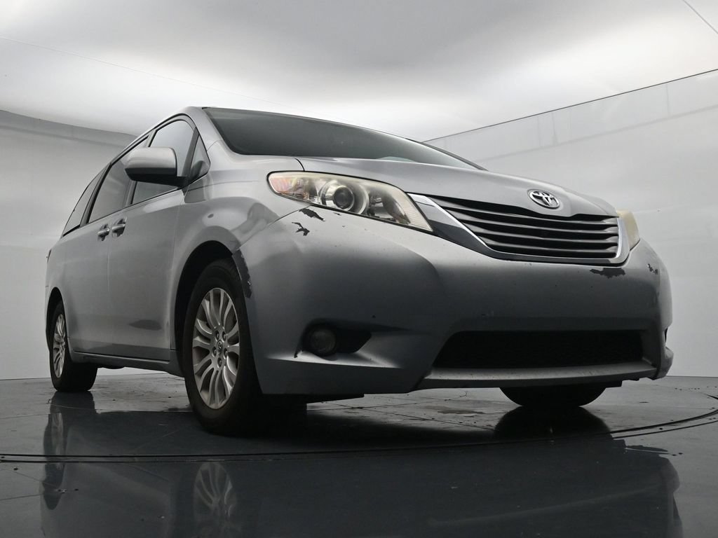 Used 2015 Toyota Sienna XLE w/ Four Season Floor Mat Package FWD image 18