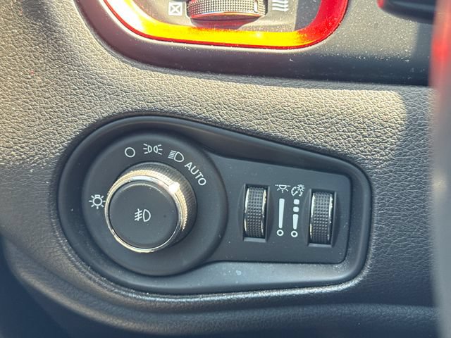 Used 2023 Jeep Renegade Trailhawk AWD/4WD image 25