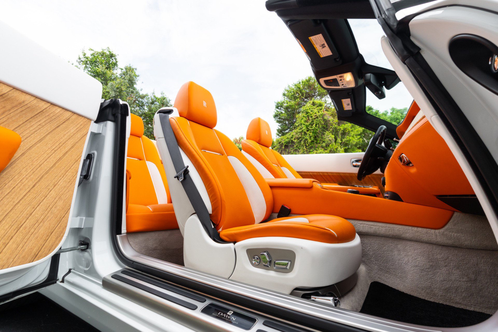 Used 2017 Rolls-Royce Dawn RWD image 99