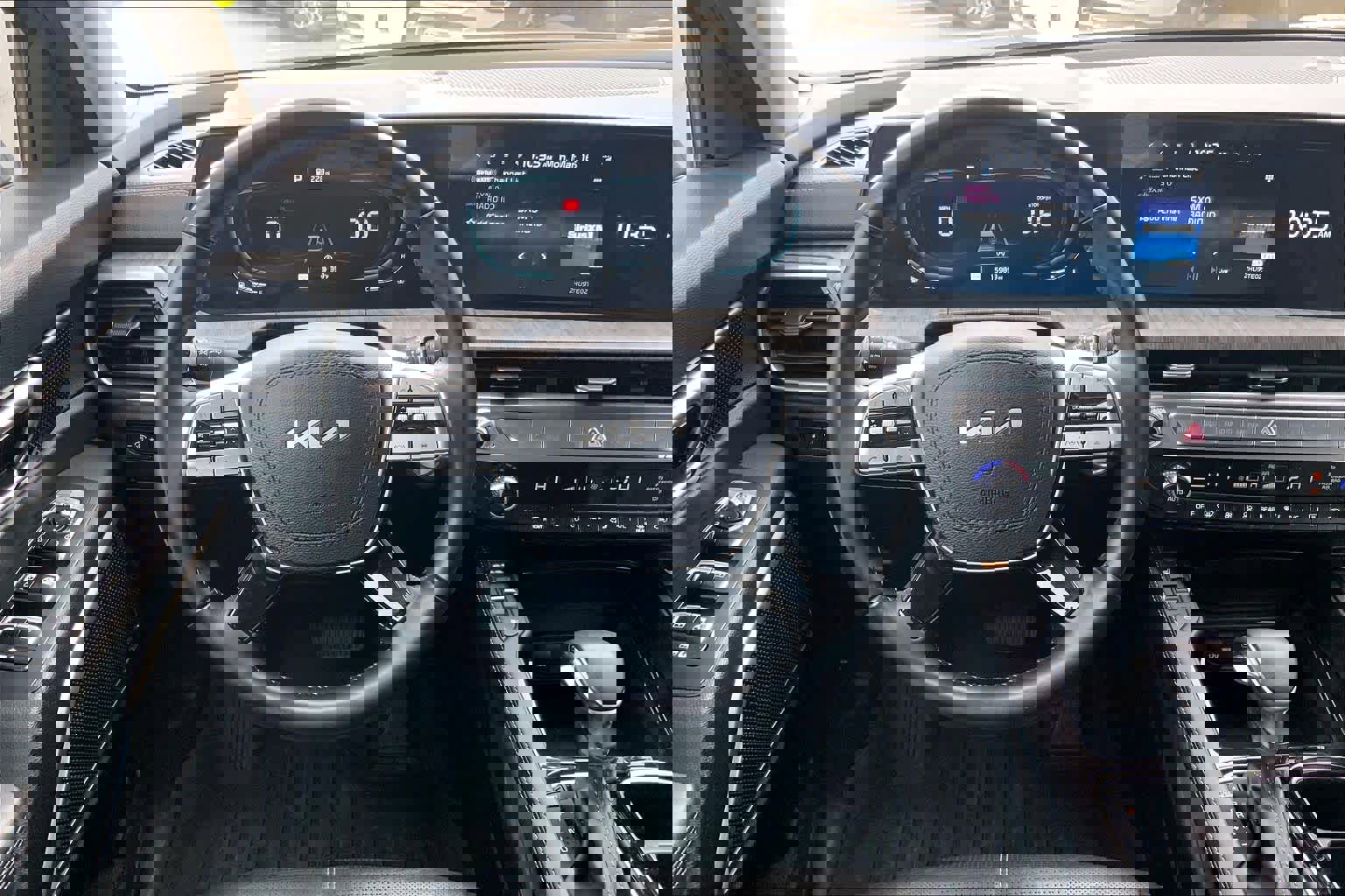 Used 2024 Kia Telluride EX w/ EX Captain's Chair Package image 6