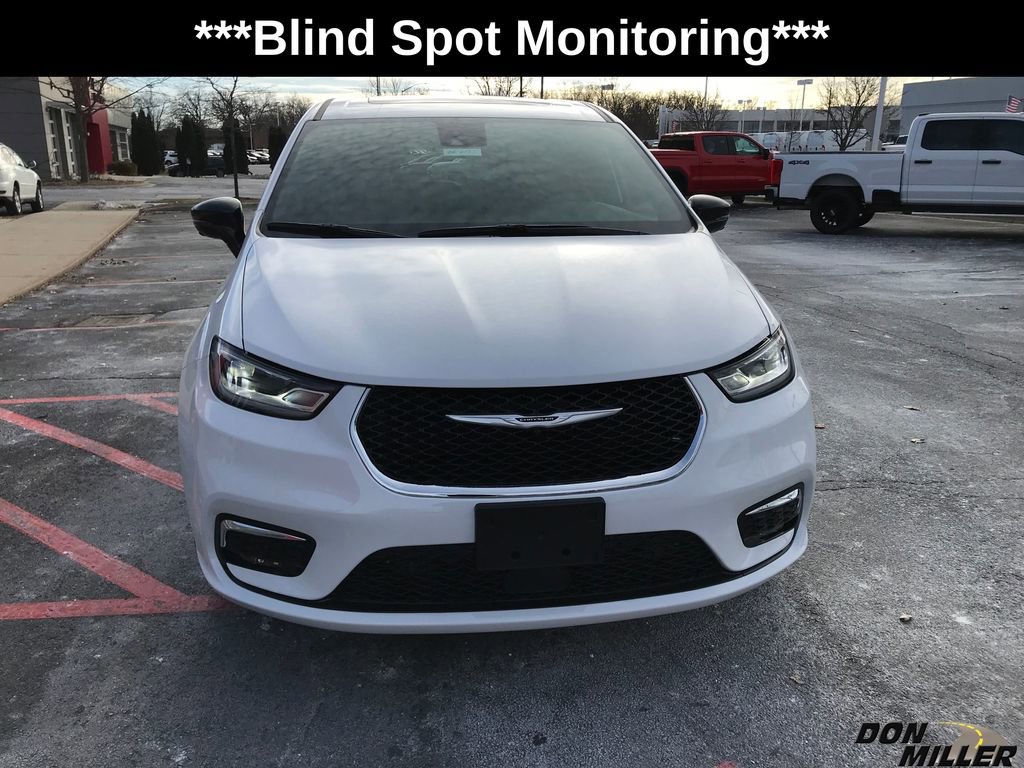 New 2026 Chrysler Pacifica Limited video 2