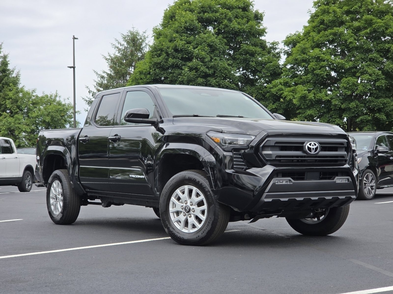 Used 2025 Toyota Tacoma SR5 AWD/4WD image 2