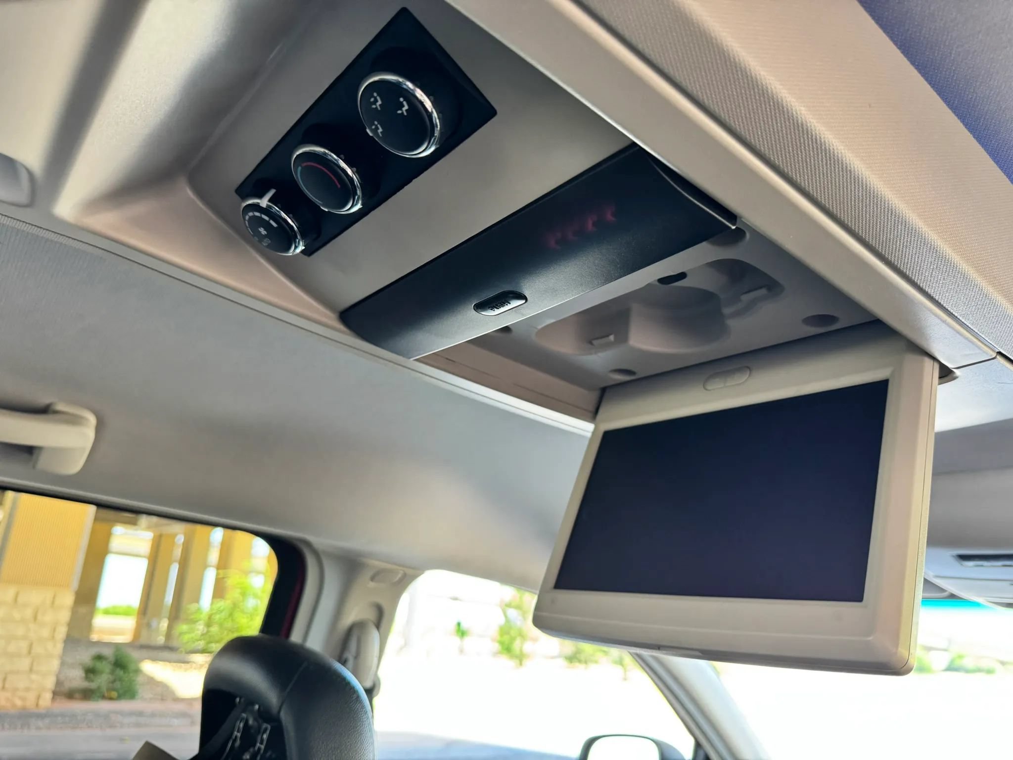 Used 2014 Chrysler Town & Country Touring FWD image 25