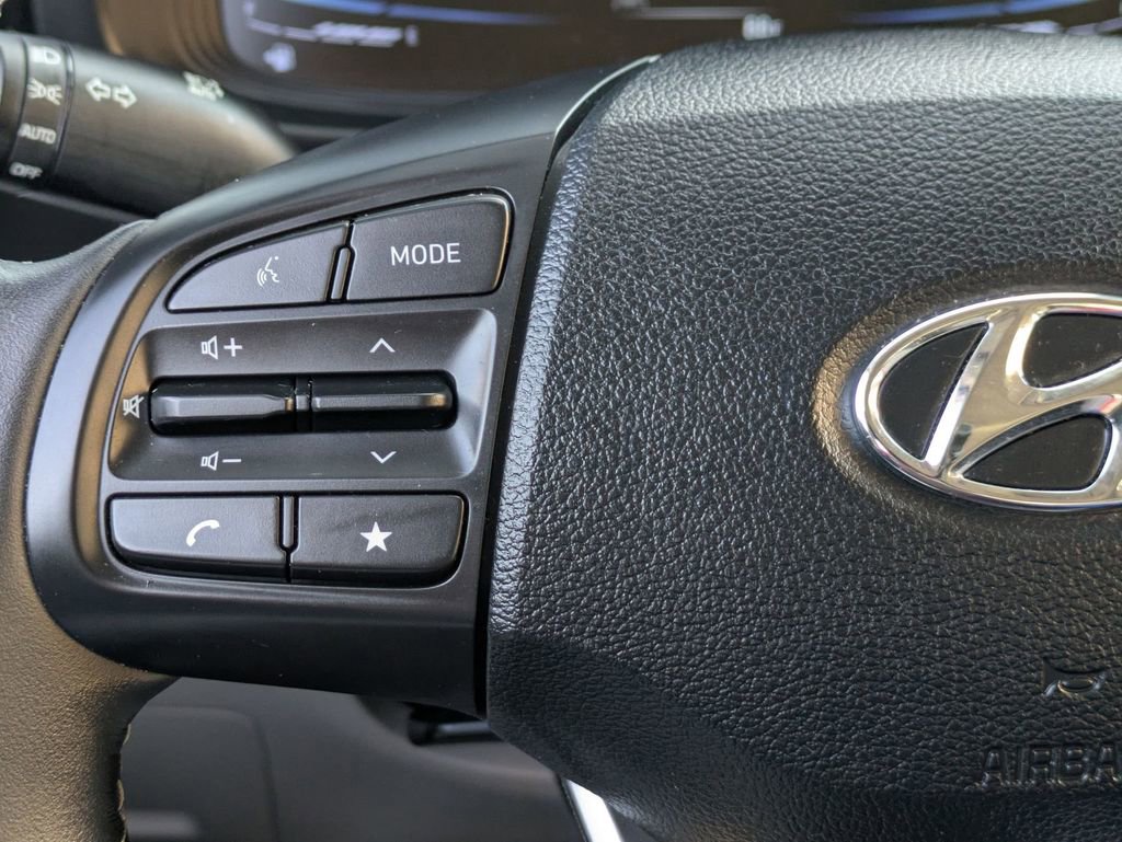 Used 2025 Hyundai Venue SEL image 20