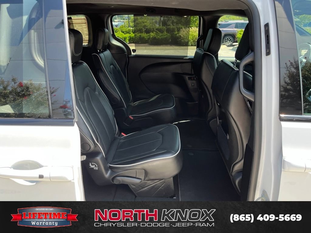 Used 2025 Chrysler Pacifica Limited FWD image 23