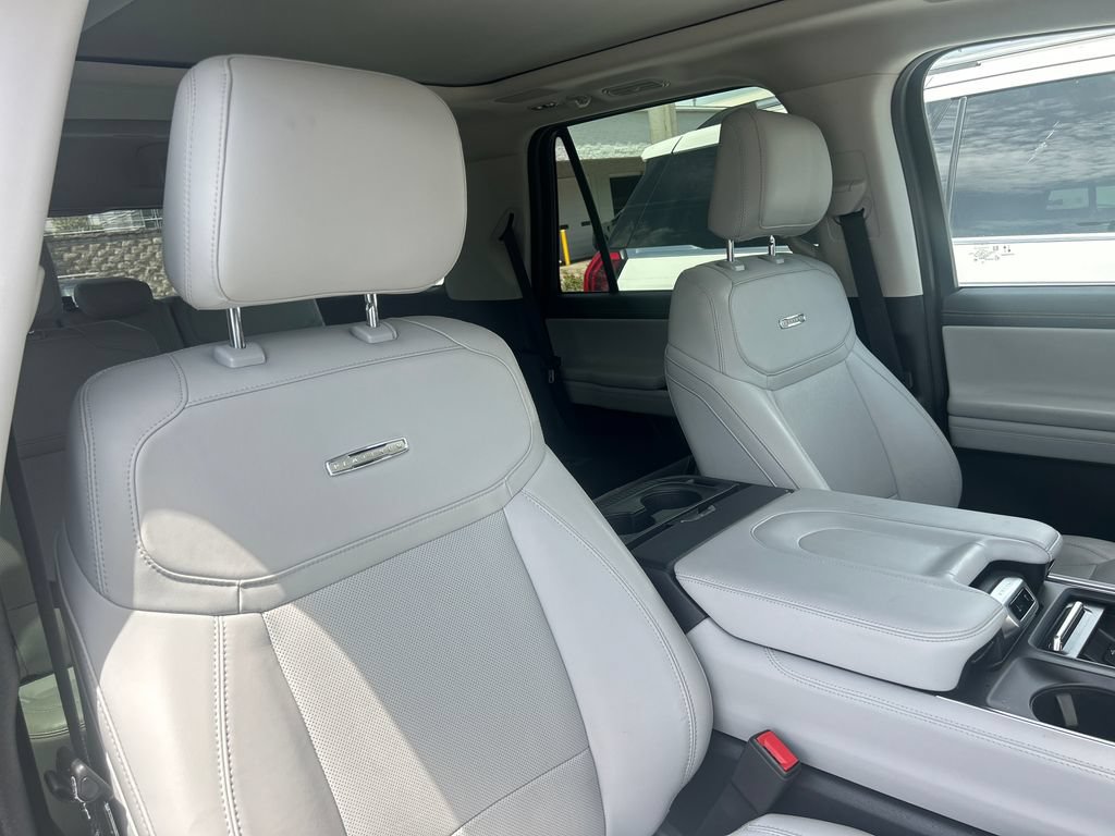 Used 2025 Ford Expedition Platinum w/ Driver's Package AWD/4WD image 16