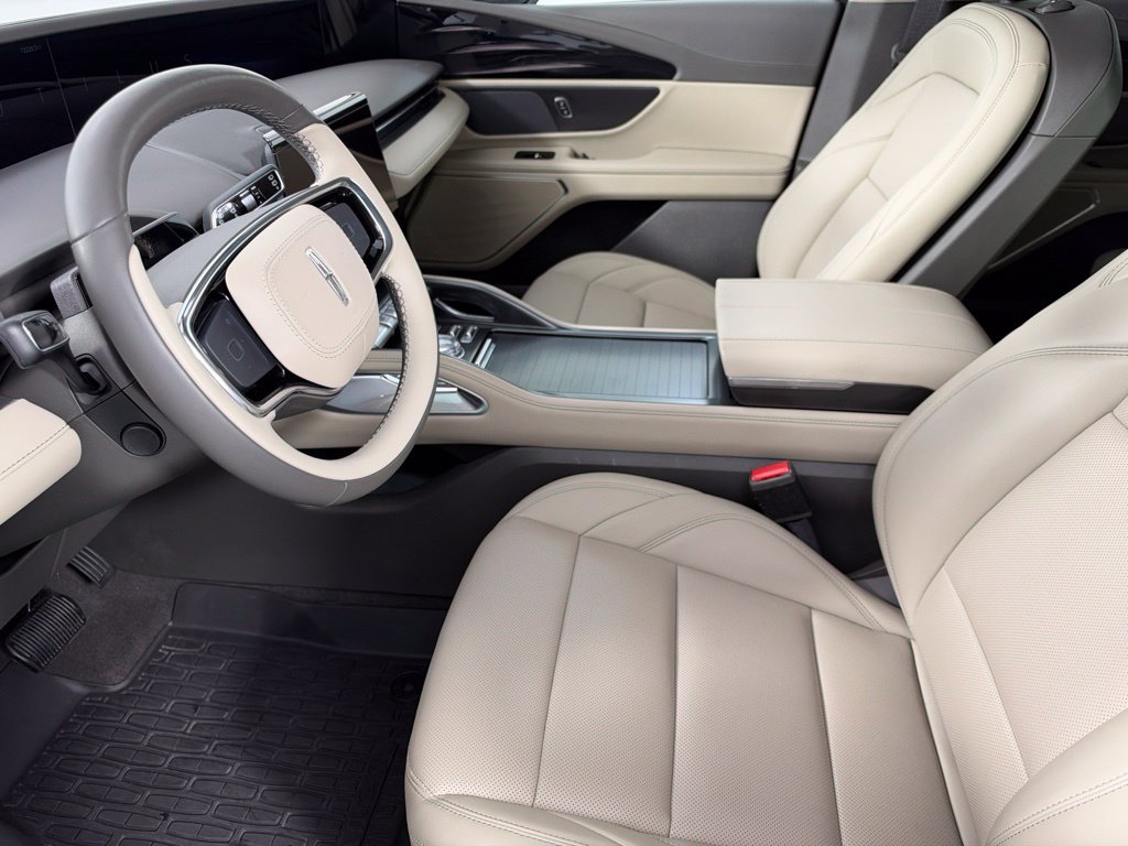 Used 2025 Lincoln Nautilus Premier AWD/4WD image 11