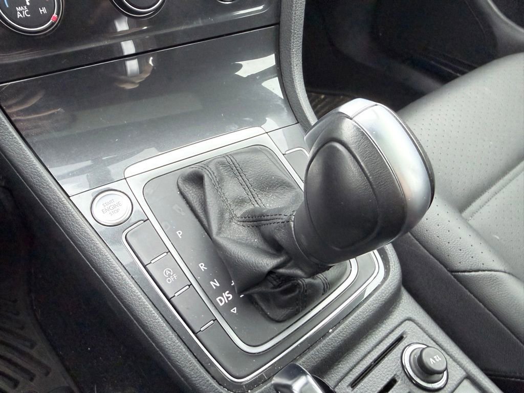 Used 2021 Volkswagen Golf 4-Door image 14