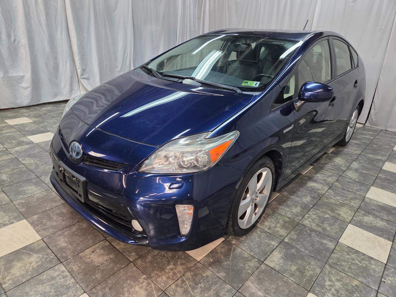 Used 2015 Toyota Prius Five w/ Advanced Technology Package FWD image 2