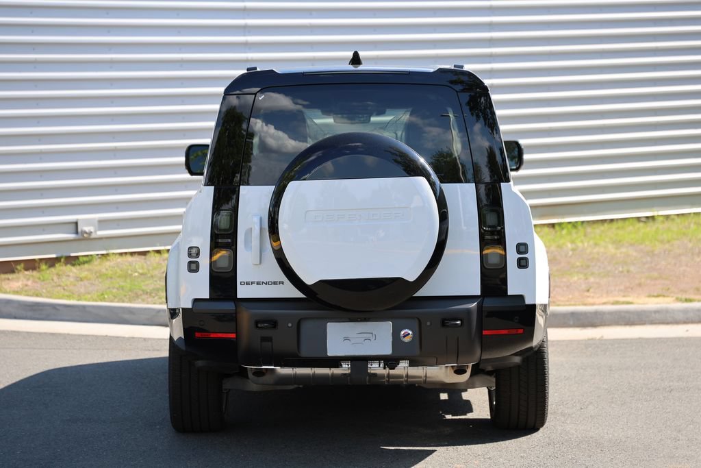 New 2026 Land Rover Defender 130 X-Dynamic SE AWD/4WD image 3