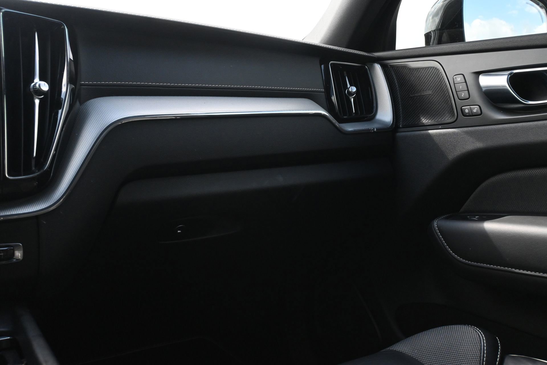 Used 2021 Volvo XC60 T5 R-Design w/ Advanced Package image 8