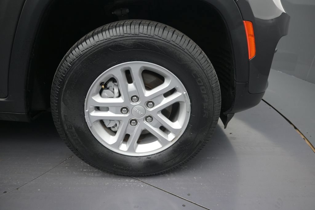 Used 2023 Jeep Grand Cherokee Laredo RWD image 9