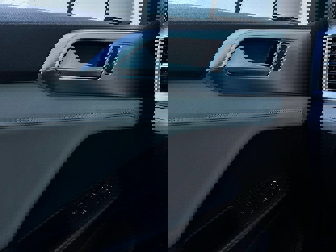 Used 2025 Volkswagen Taos SE image 21