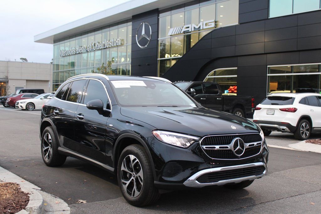 Used 2025 Mercedes-Benz GLC 350e 4MATIC image 3