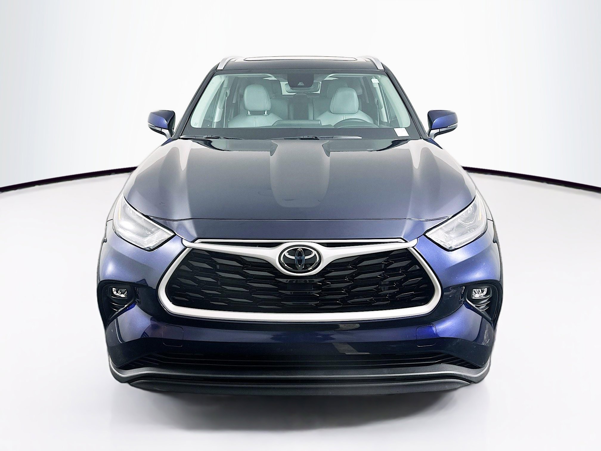 Used 2025 Toyota Highlander XLE image 2