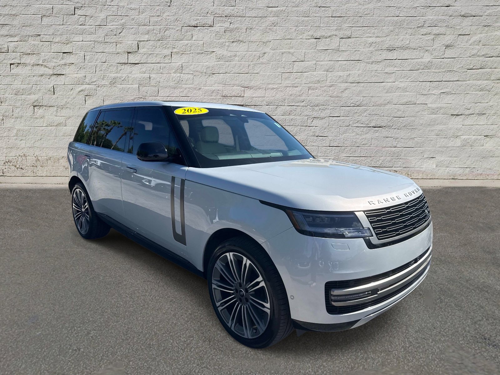 Used 2025 Land Rover Range Rover Long Wheelbase SE AWD/4WD image 3