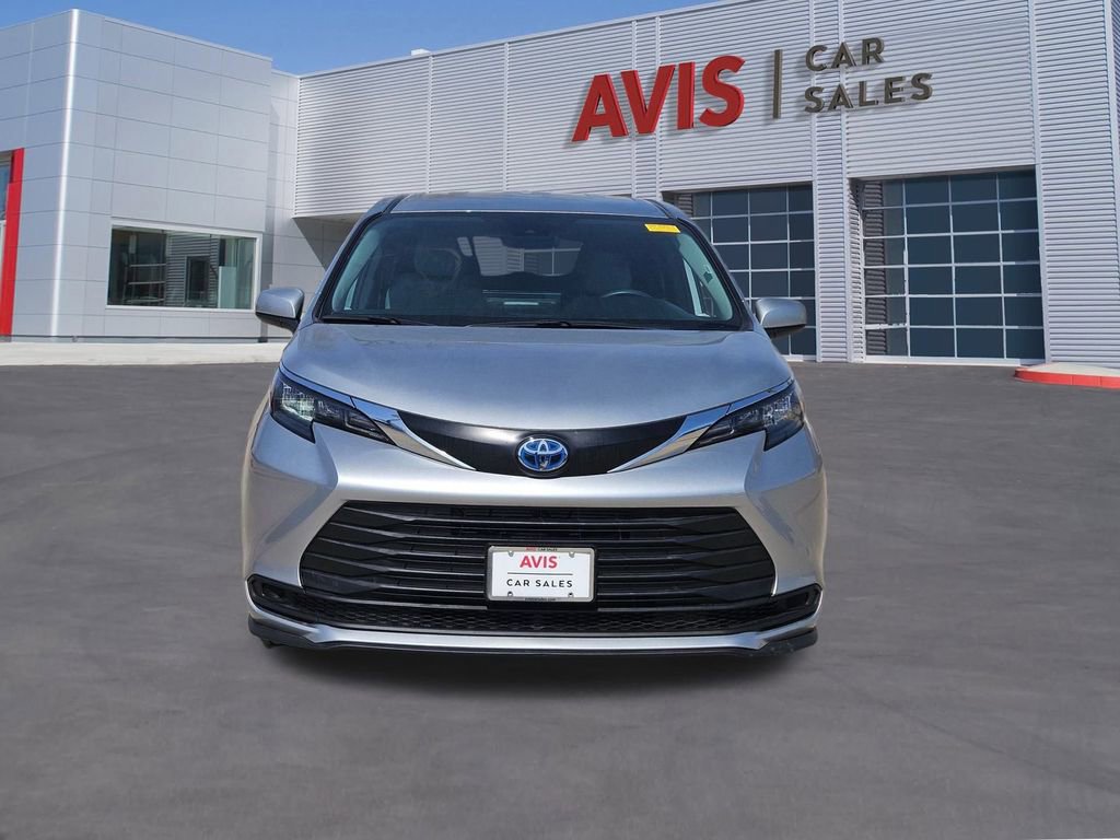 Used 2025 Toyota Sienna LE image 10