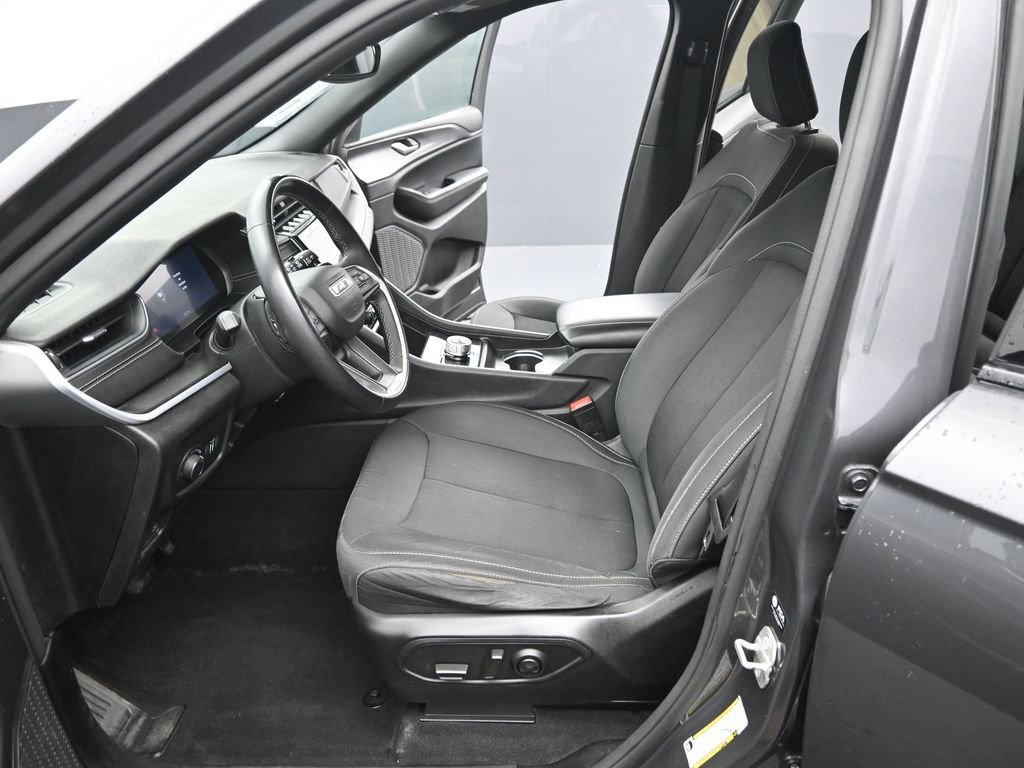 Used 2024 Jeep Grand Cherokee Laredo image 10