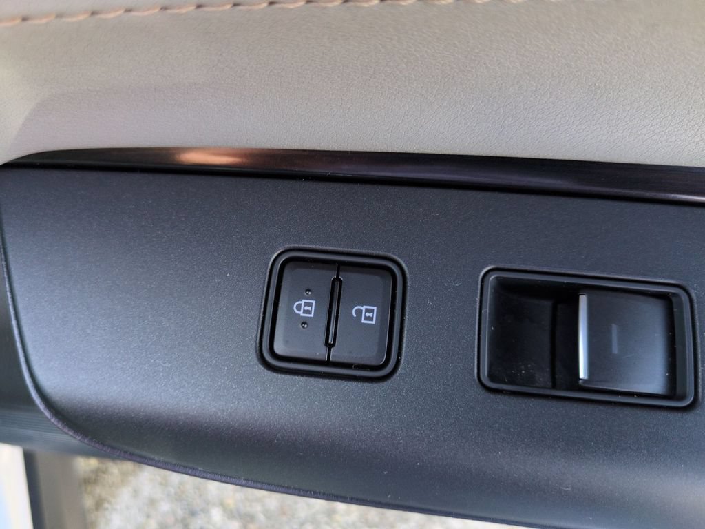 Used 2023 Toyota Venza LE AWD/4WD image 32