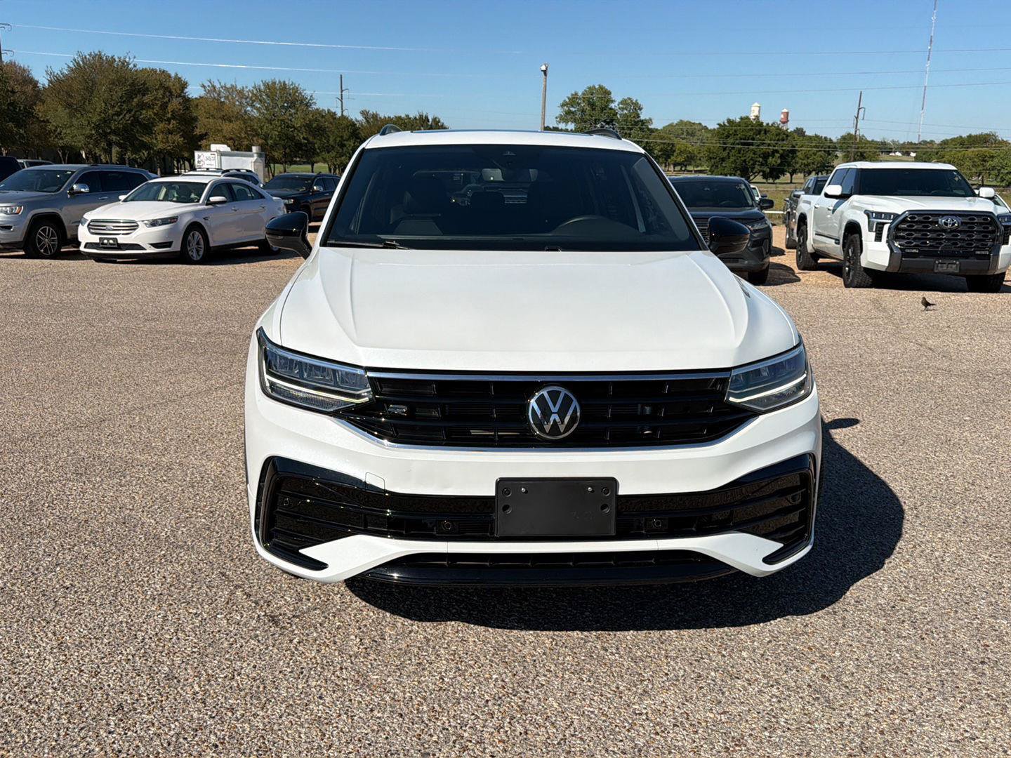 Used 2024 Volkswagen Tiguan SE R-Line FWD image 2
