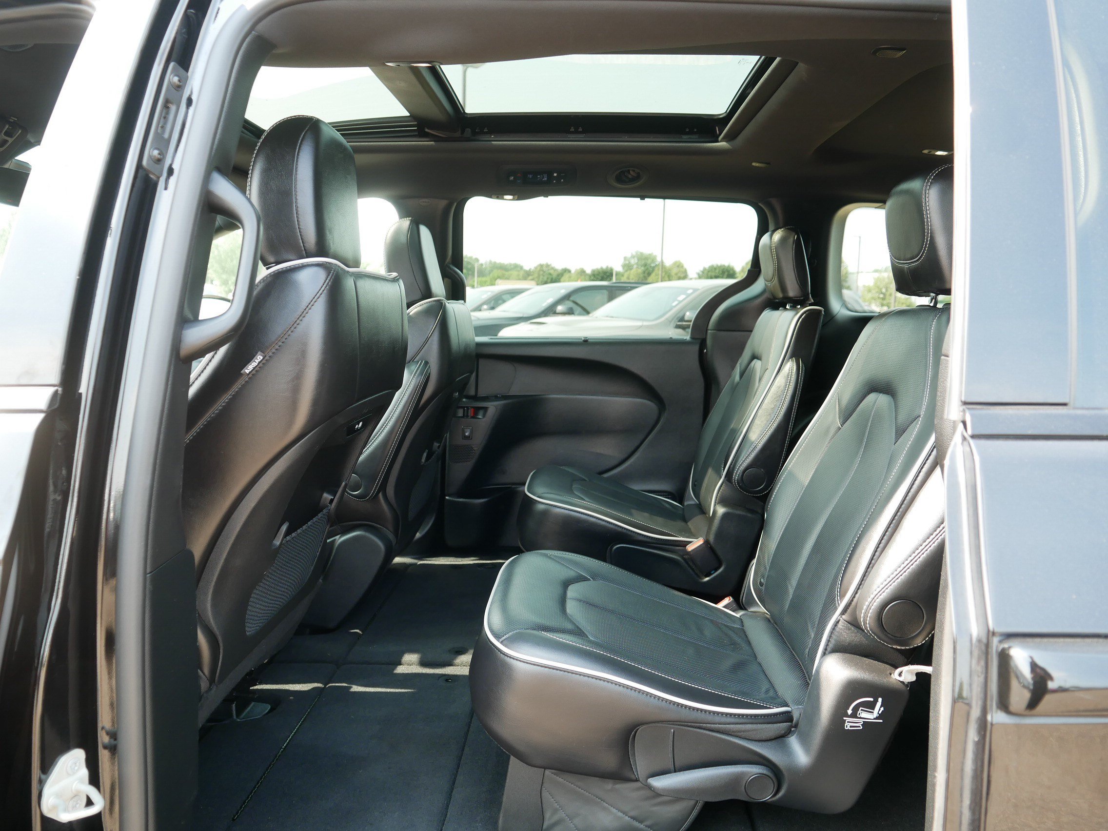 Used 2025 Chrysler Pacifica Limited FWD image 34