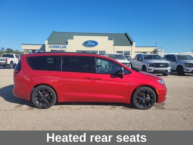 Used 2025 Chrysler Pacifica Limited image 13