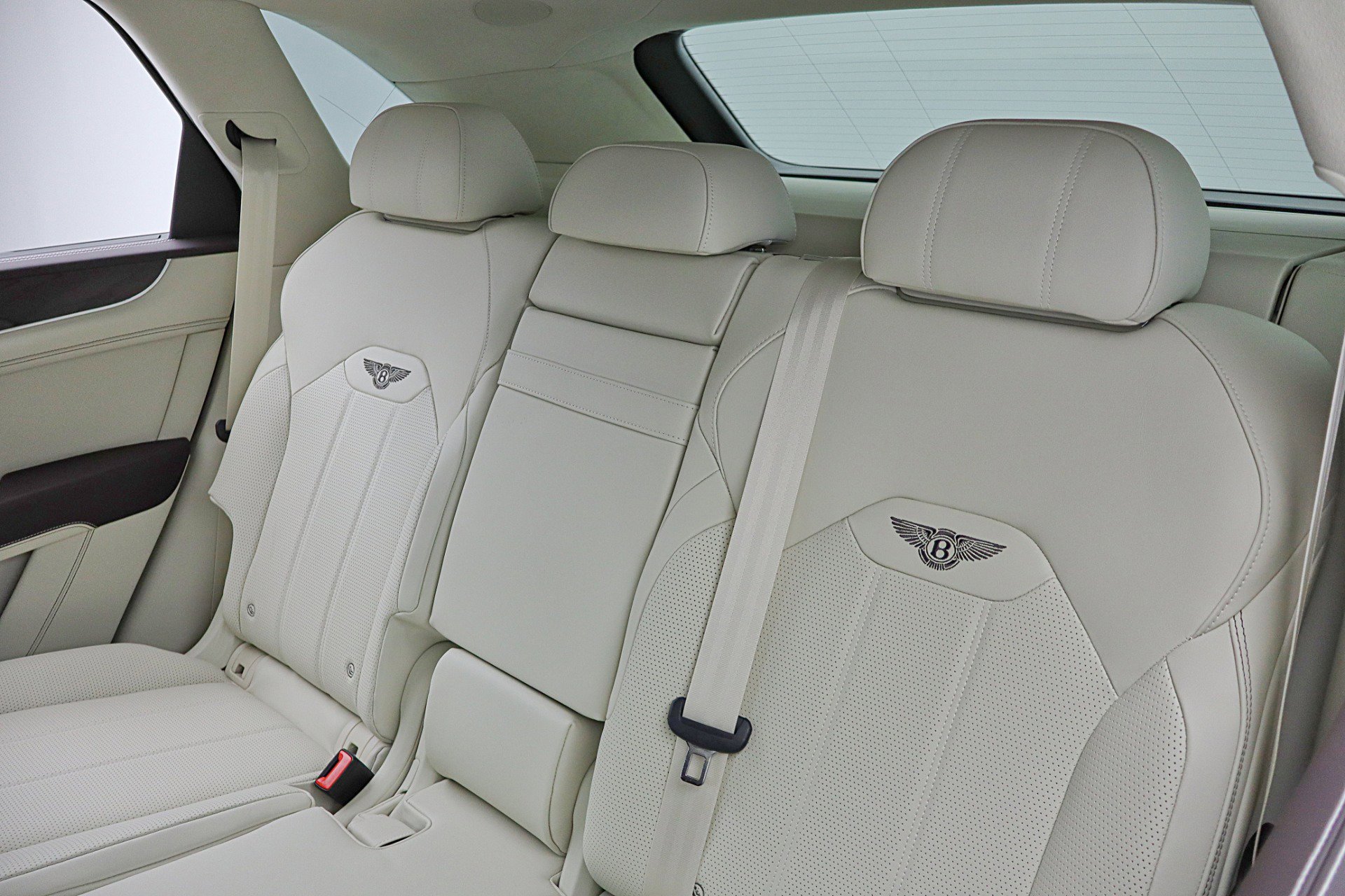 Used 2024 Bentley Bentayga Plug-In Hybrid image 36