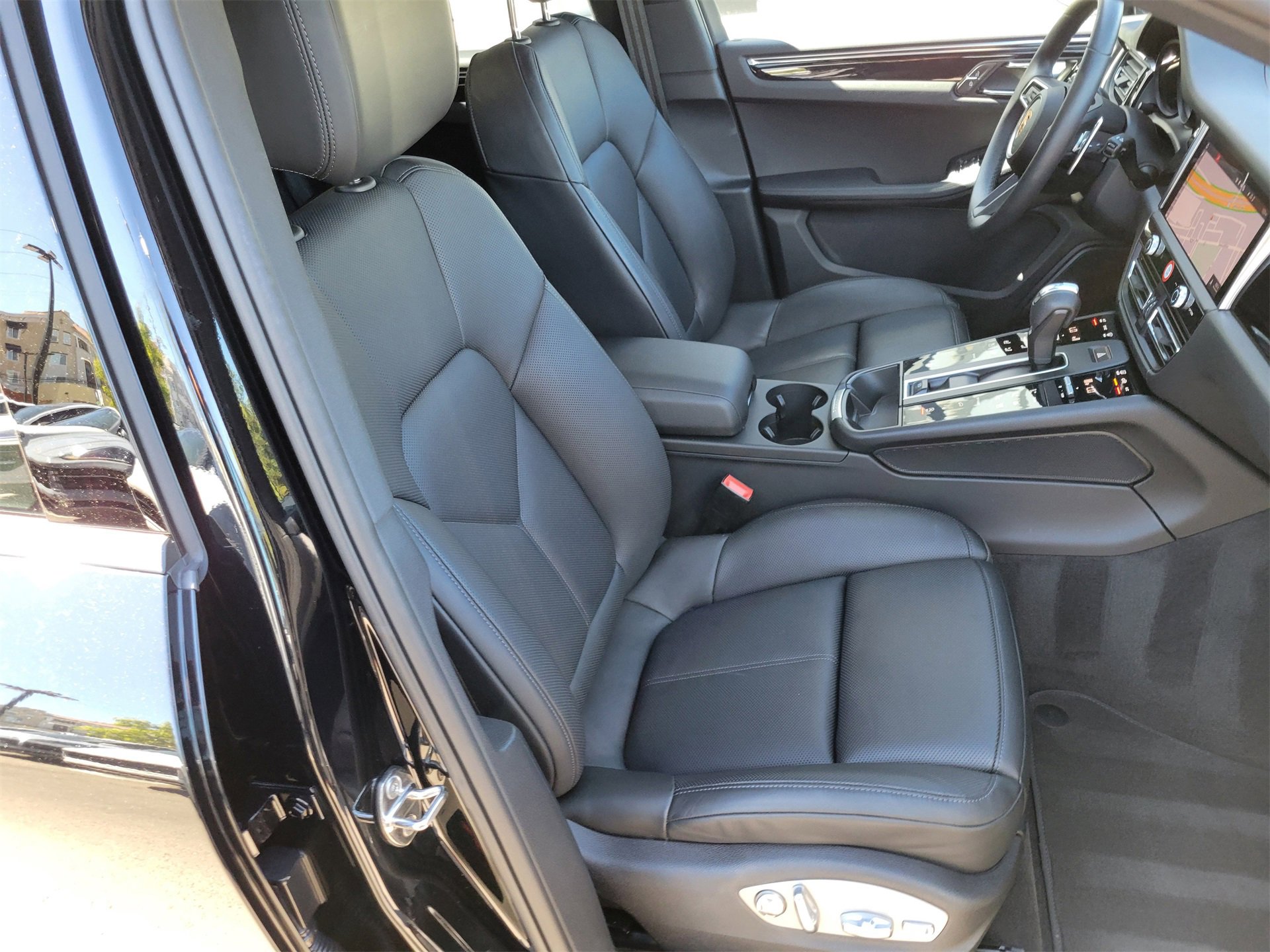 Certified 2025 Porsche Macan image 28