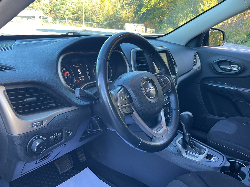 Used 2016 Jeep Cherokee Latitude w/ Comfort/Convenience Group AWD/4WD image 10