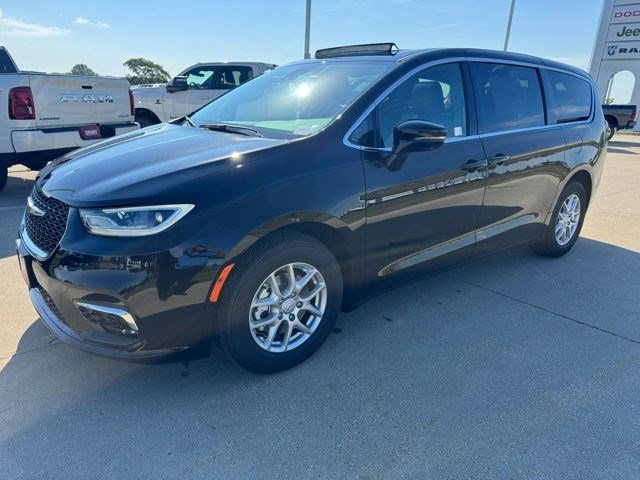 New 2026 Chrysler Pacifica Select image 3