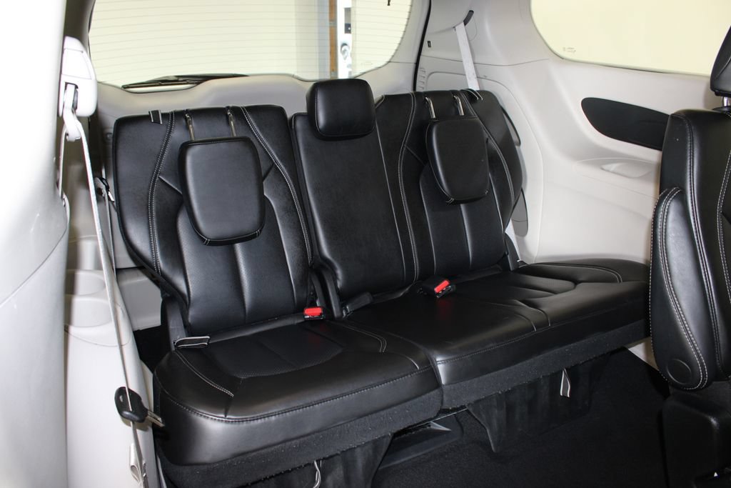Used 2023 Chrysler Pacifica Touring-L FWD image 9