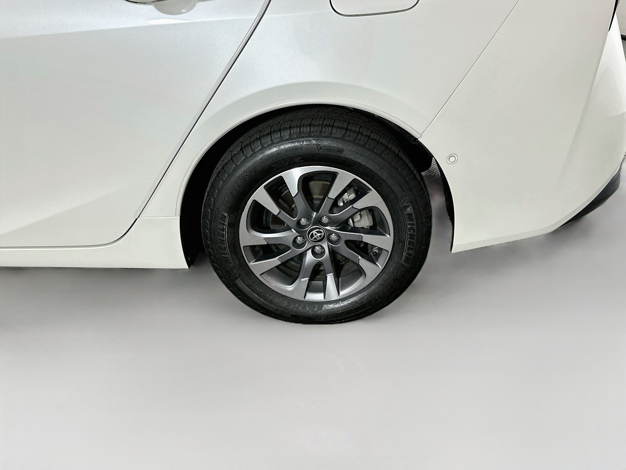 Used 2020 Toyota Prius XLE w/ Premium Convenience Package FWD image 11