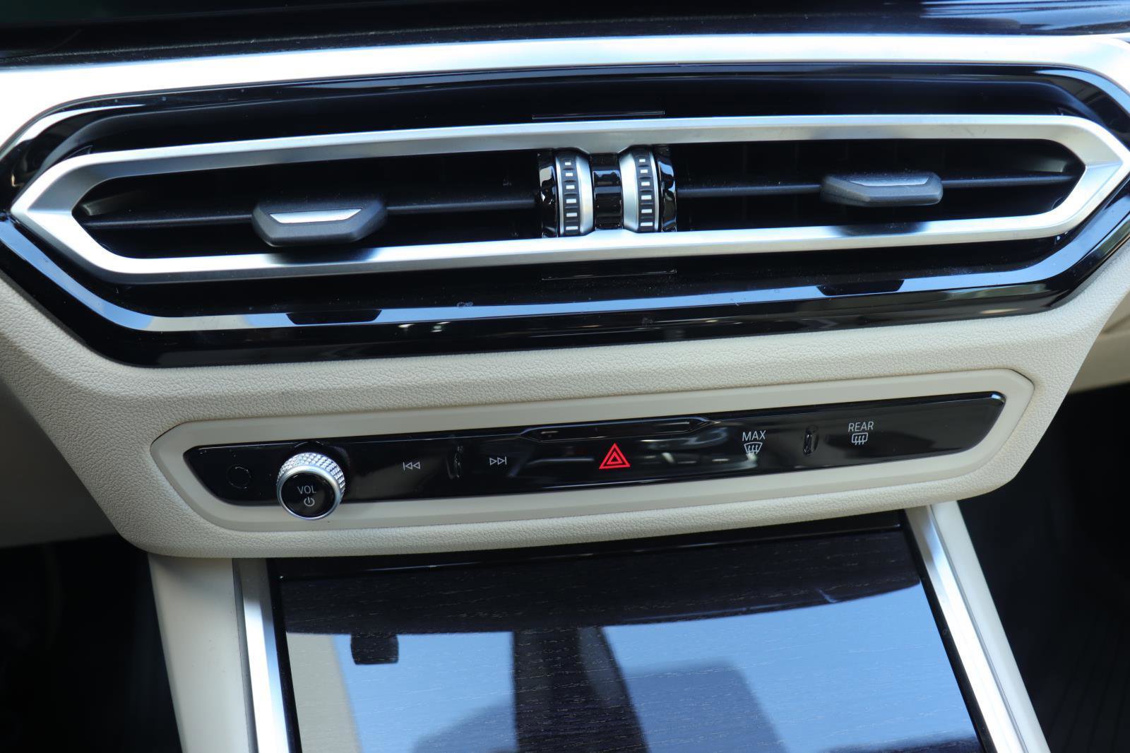 Used 2023 BMW 330i Sedan w/ Premium Package image 32