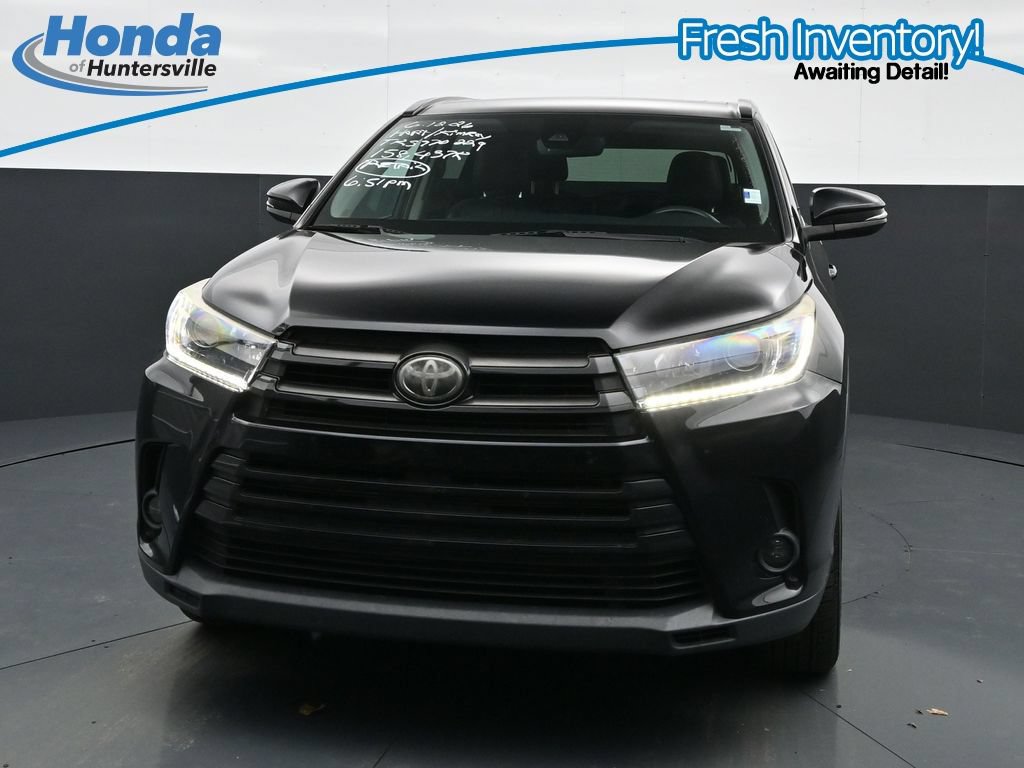 Used 2019 Toyota Highlander SE w/ Nightshade Edition AWD/4WD image 3