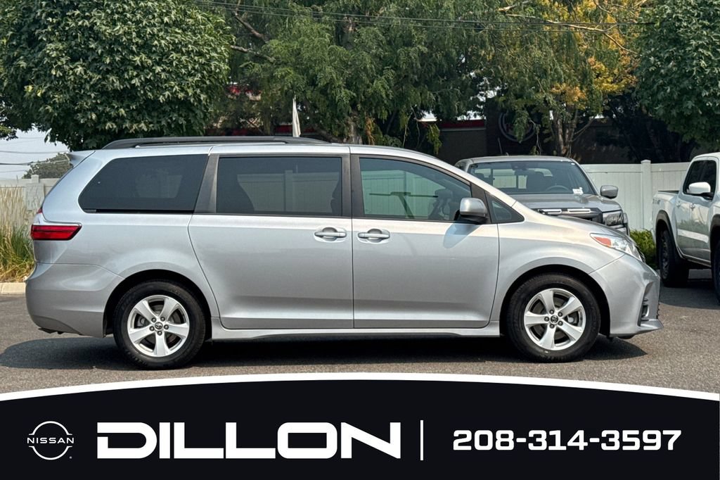 Used 2018 Toyota Sienna LE FWD image 3