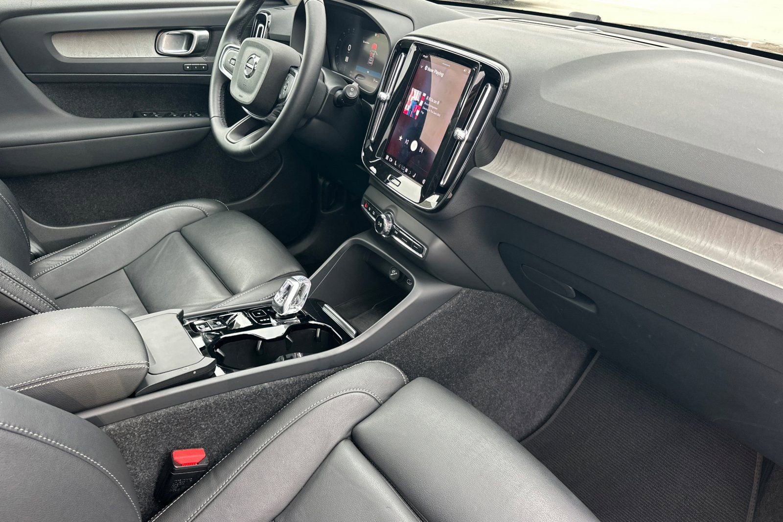 Used 2025 Volvo XC40 B5 Plus image 16