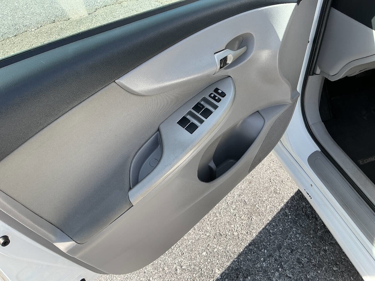 Used 2012 Toyota Corolla LE image 17