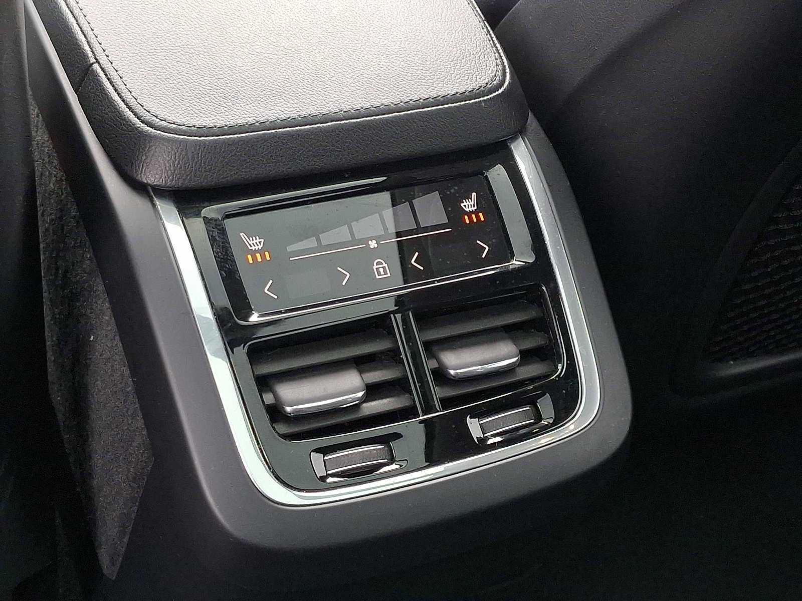 Used 2020 Volvo XC90 T5 Momentum w/ Protection Package Premier AWD/4WD image 12