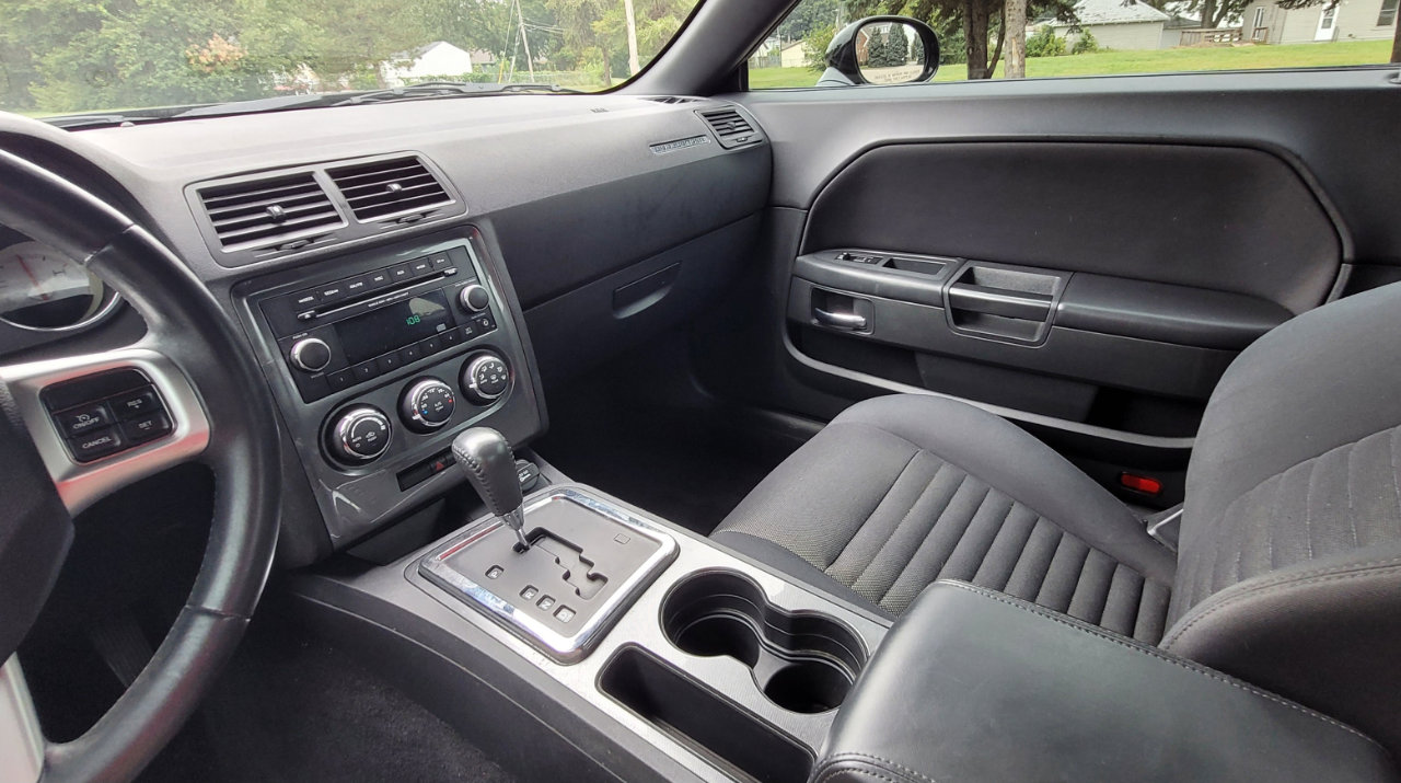 Used 2014 Dodge Challenger SXT image 14