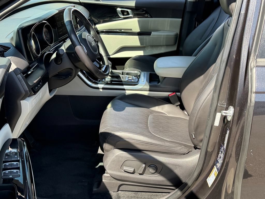 Used 2024 Kia Carnival EX FWD image 19