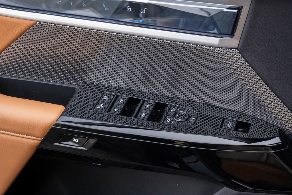 Used 2023 BMW 740i w/ Parking Assistance Package image 14